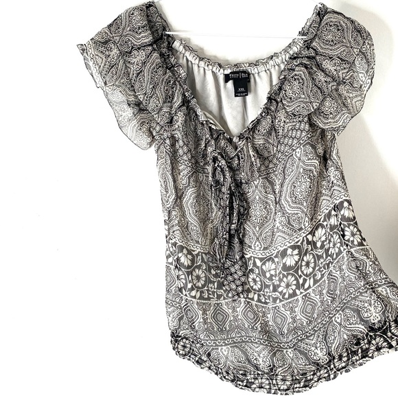 WHBM Silk Metallic Short Sleeve Paisley Ruffle Blouse - Picture 3 of 9
